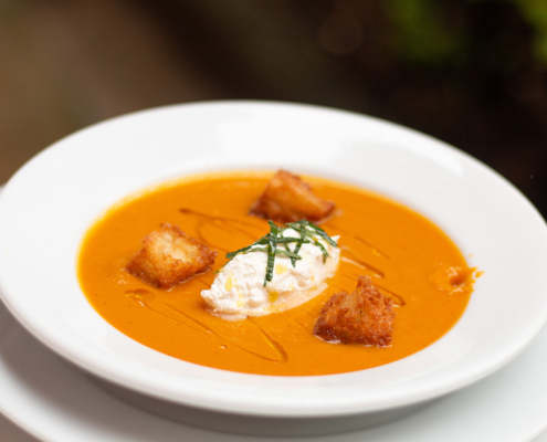 servicios de catering: crema o sopa servida en plato 