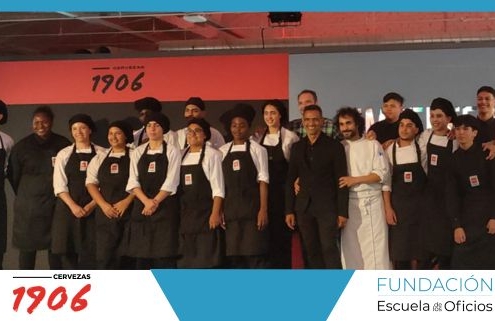 Stand cervezas 1906 con alumnos de Escuela de los Oficios