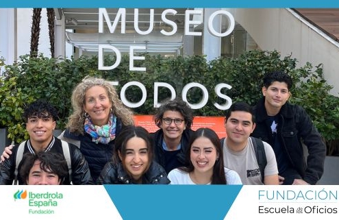 Grupo de alumnos con su profesora de excursión en Museo de Todos