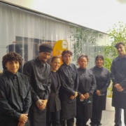 alumnos en un evento haciendo su primer servicio de catering externo