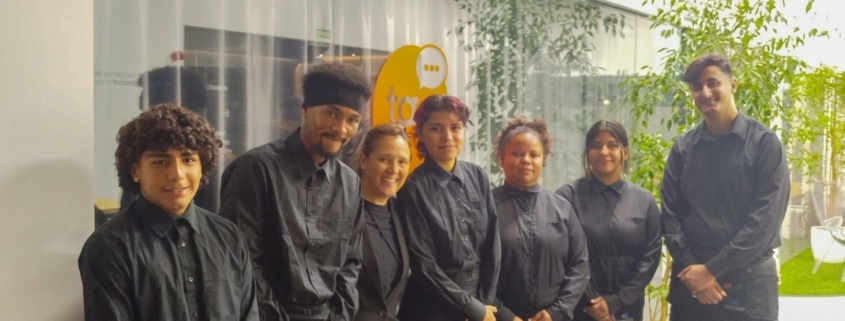 alumnos en un evento haciendo su primer servicio de catering externo